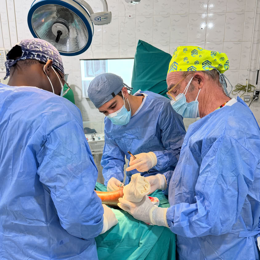 Dos cirujanos se concentraron en un procedimiento bajo luces quir&uacute;rgicas brillantes en un quir&oacute;fano est&eacute;ril.